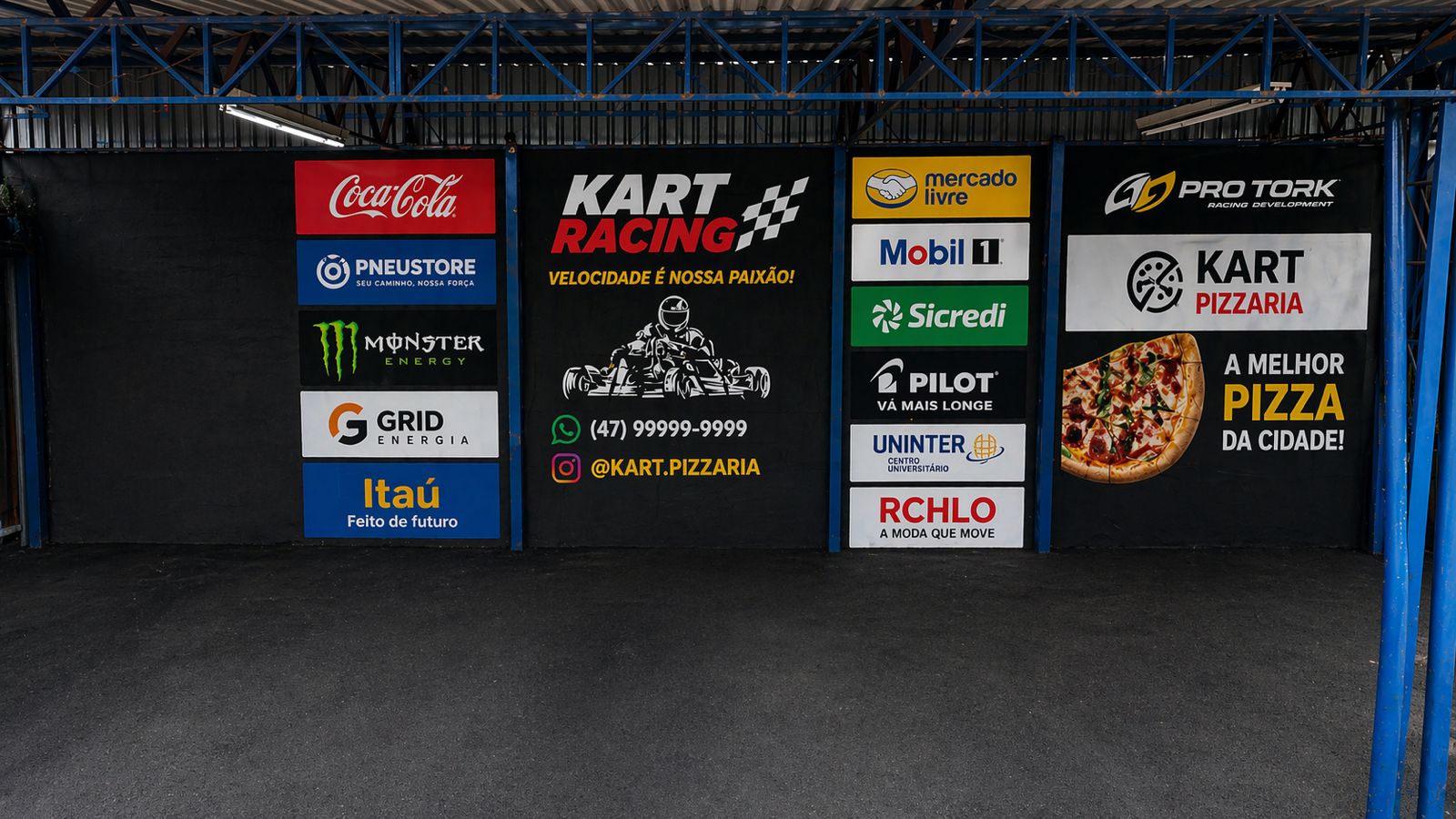 Painel interno da área de convivência com espaços para logos de patrocinadores